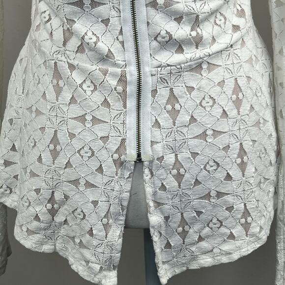 BCBG Maxzaria Estelle Off White Cream Lacy Overlay Top Shirt Size M Peplum Hem - Picture 10 of 13